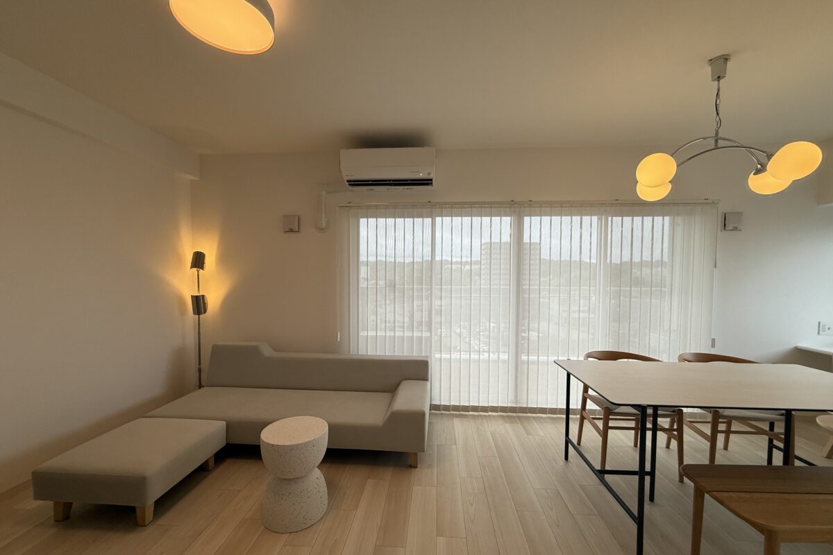 松江　出雲　米子　コーディネート　家具　インテリア　照明　ペンダントライト　シルバー　ダイニングテーブル　セラミックテーブル　ソファ　マンション　カーテン　バーチカルブラインド